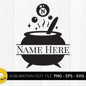 Puede incluir: Gráfico en blanco y negro de un caldero con el texto "NAME HERE". Burbujas, vapor y una cuchara para remover están encima del caldero. Una bola con la letra "N" flota encima. Incluye el texto "SUBMLIMATION | CUT FILE PNG • EPS • SVG • DXF".