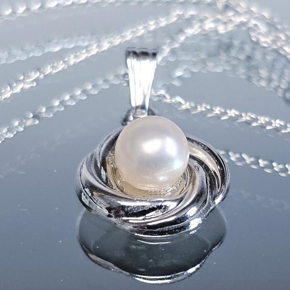 ESTATE JEWELRY: Sterling Silver, 5MM Fresh Water Pearl Love Knot Pendant  18"