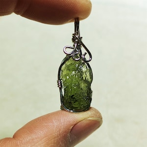 Genuine moldavite pendants,Raw Moldavite Necklaces,Green Moldavite jewelry,Real moldavite crystal,Authentic Geen moldavite Tektite Pendants