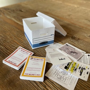 Boîte de classement miniature avec documents classifiés