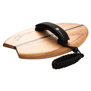 Könnte beinhalten: Ein Surfboard aus Holz mit einem schwarzen Gurt und einem schwarzen Seil mit einer schwarzen Perle. Das Surfboard trägt den Text "WAN" und "Yulex Pure".
