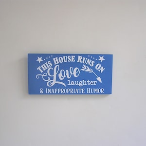 This House Runs on Love, Lachen & Unangemessener Humor - Lustiges 150x300 Holzschild - Geschenk für Familie oder Freunde