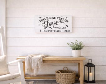 Cartello divertente per la famiglia - Questa casa funziona a amore, risate e umorismo irriverente - Cartello in legno stile rustico - Decorazione rustica per la casa - Regalo per la famiglia