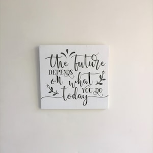 The Future Depends on What You Do Today Holzschild – 23x28 cm Inspiration Spruch – Handgemalte Wandkunst – Gandhi Motivation