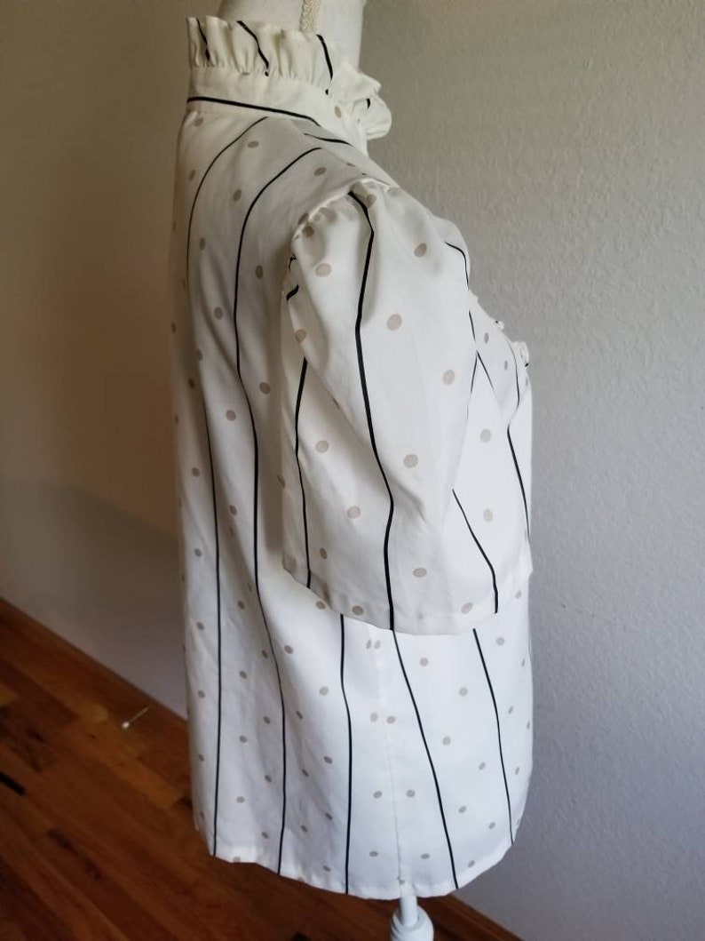 Women/'s Sz Vtg Striped Blouse with Ruffled Neck