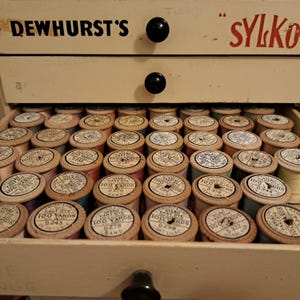 Hilos Sylko de Dewhurst, carretes de madera, bobinas y carretes antiguos de 1938 a 1950.