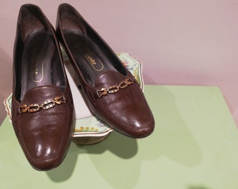 1980s Low Heel Brown Holmes Shoes Size 5.5