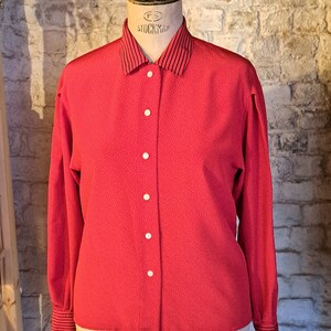 Chemisier Vintage Rouge Jaeger UK - Taille S, Pois, Manches Longues, Parfait Pour Le Bureau