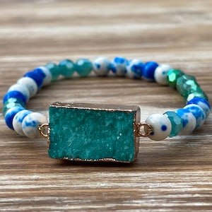Blue Green Druzy Beaded Bracelet, Tie-Dye Blue and White Beads, Stretch Druzy Bracelet, Stackable Bracelet, Druzy Jewelry