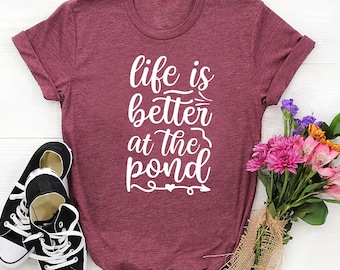 Das Leben ist besser am Teich T-Shirt-Customized Graphic Unisex T-Shirt - Sommerbekleidung - Teichleben T-Shirt - Lake House T-Shirt - Naturliebhaber-T-Shirt
