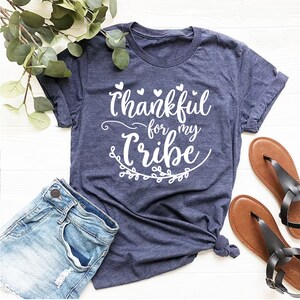 Thankful For My Tribe T-Shirt - Maßgeschneidertes Grafik Unisex T-Shirt - Freizeitkleidung - Hochzeitsmomente - Hochzeit Squad - Bedeutungsvolle Bindungen - Bestfriends