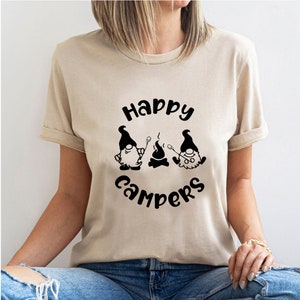 Happy Campers T-Shirt - Maßgeschneidertes Grafik Unisex T-Shirt - Von der Natur inspirierte Kleidung - Blissful Camper - Adventure Awaits - Adventure Apparel