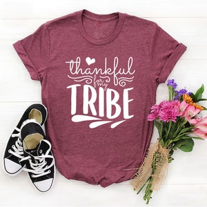 Thankful For My Tribe T-Shirt - Maßgeschneidertes Grafik Unisex T-Shirt - Hochzeit Vibes - Hochzeitsmomente - Hochzeit Squad-Bedeutungsvolle Bindungen-Dankeschön Geschenk