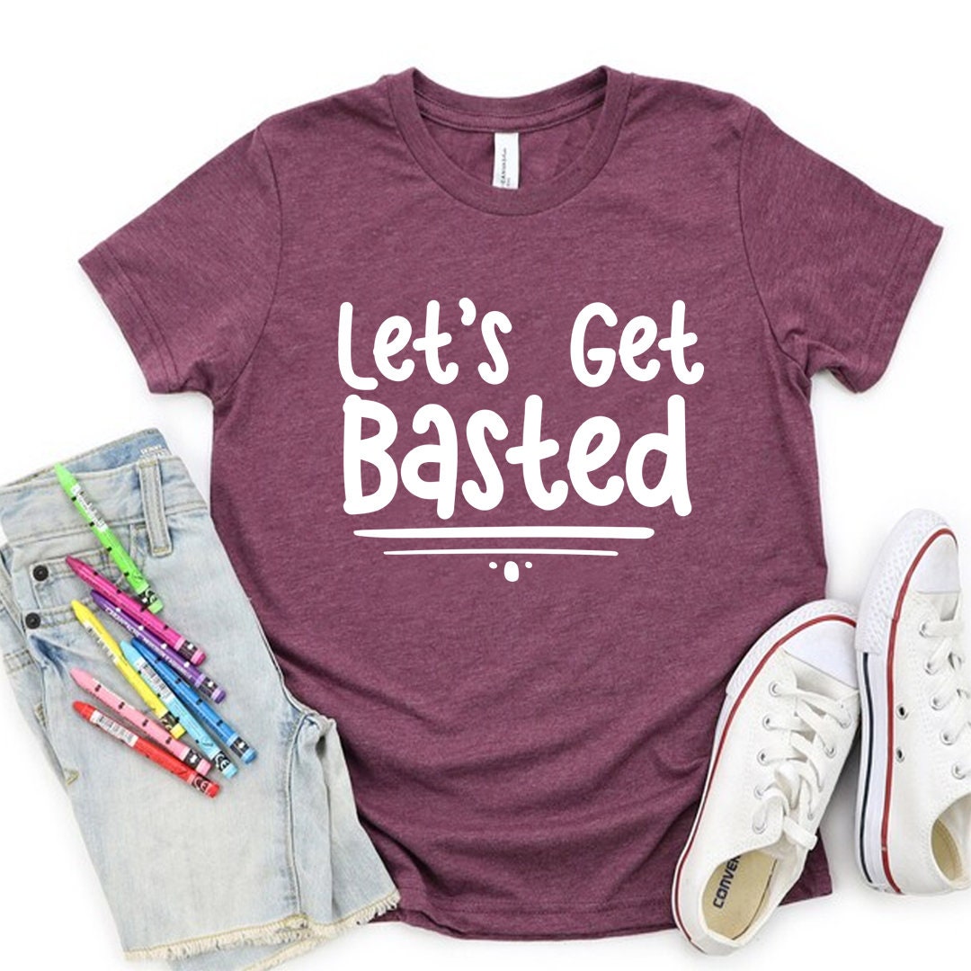 Let's Get Basted T-Shirt - Maßgeschneidertes Grafik Unisex T-Shirt - Erinnerung - Besondere Anlässe - Dankbarkeit - Meilenstein - Familienzeit - Thanksgiving