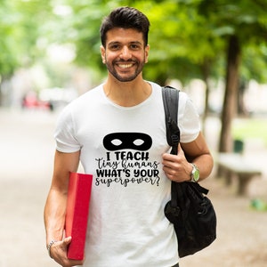 Jag lär små människor, vad är din superkraft T-shirt - Anpassad grafisk unisex t-shirt - Läraruppskattning T-shirt - Förskolelärare