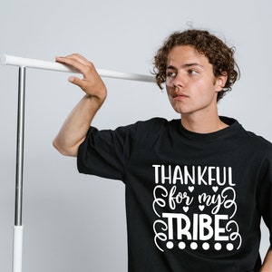 Thankful For My Tribe T-Shirt - Maßgeschneidertes Grafik Unisex T-Shirt - Casual Wear -Cherished Moments- Wedding Squad -Bedeutungsvolle Bindungen -Bestfriends