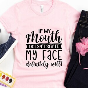 Puede incluir: Camiseta rosa con texto negro que dice "Si mi boca no lo dice, mi cara lo hará definitivamente!"