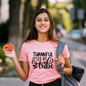 Thankful For My Tribe T-Shirt - Maßgeschneidertes Grafik Unisex T-Shirt - Freizeitkleidung - Hochzeitsmomente - Hochzeit Squad - Bedeutungsvolle Bindungen - Bestfriends