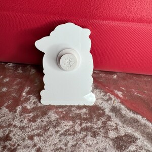 Op de afbeelding: Witte keramische figuur van een uil met een witte knop op de achterkant. De uil draagt een hoed en heeft een gedetailleerd ontwerp.