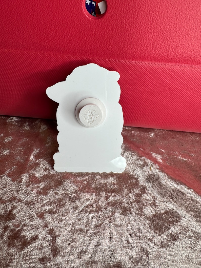 Op de afbeelding: Witte keramische figuur van een uil met een witte knop op de achterkant. De uil draagt een hoed en heeft een gedetailleerd ontwerp.