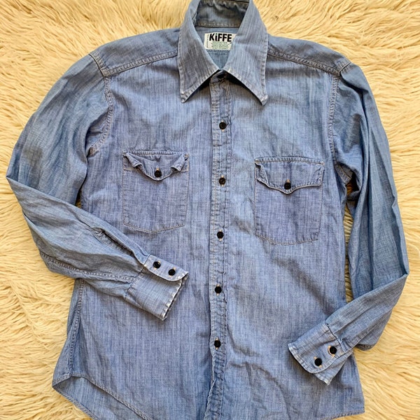Vintage 70's Faded Denim chambray men's WORK SHIRT Button front Flap Pockets Tapered Medium Casual single stitch