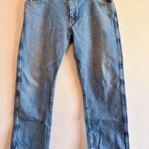 Jeans de mezclilla vintage WRANGLER REGULAR 47, talla 38X29, corte vaquero, pierna recta, estilo western. imagen 2