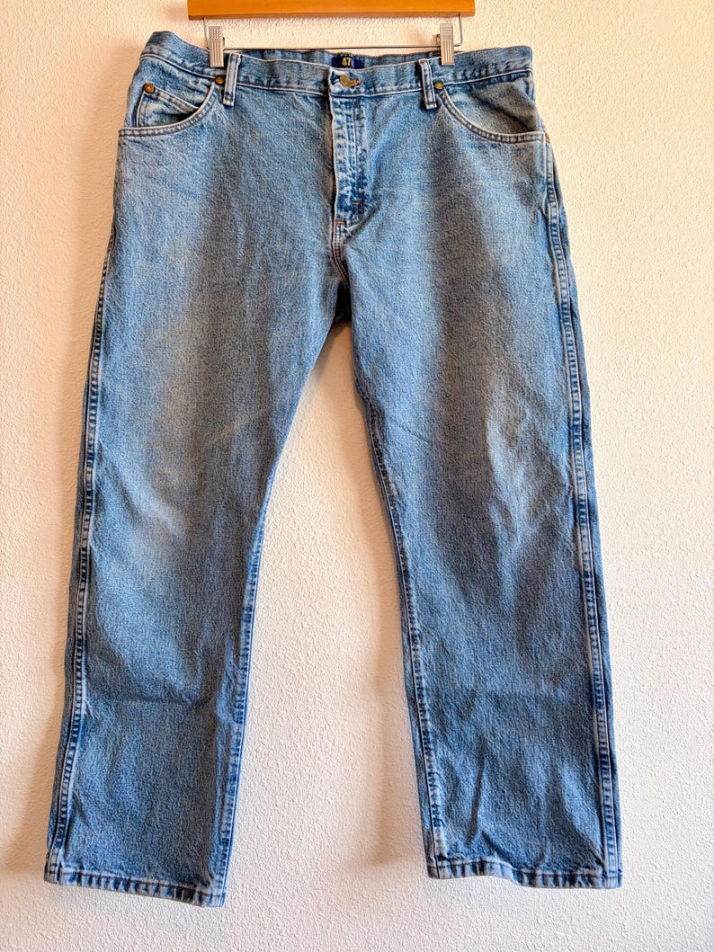 Jeans de mezclilla vintage WRANGLER REGULAR 47, talla 38X29, corte vaquero, pierna recta, estilo western. imagen 2