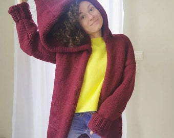 Cardigã com capuz em lã grossa tricotada à mão, suéter oversized.