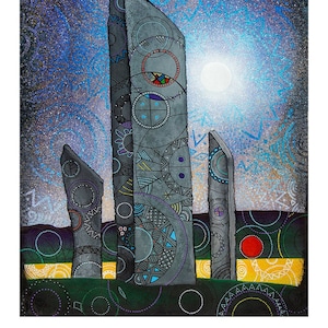 Puede incluir: Una pintura que representa tres pilares de piedra grises y altos, adornados con intrincados patrones y símbolos. Los pilares están situados sobre un fondo azul oscuro con estrellas blancas y una luna blanca brillante. La base de la pintura presenta un campo verde con círculos amarillos y rojos.