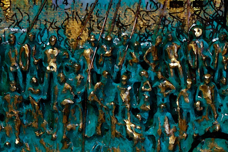 K&ouml;nnte beinhalten: Abstraktes Gem&auml;lde, das eine Menschenmenge in T&uuml;rkis- und Goldt&ouml;nen darstellt. Die Figuren scheinen Speere oder St&auml;be zu halten, was auf ein historisches oder mythologisches Thema hindeutet. Das Kunstwerk hat eine strukturierte, malerische Qualit&auml;t.