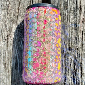 Könnte beinhalten: Ein rosa und goldener Glitzerbecher mit Leopardenmuster. Der Becher hat einen schwarzen Deckel und ist aus Edelstahl.