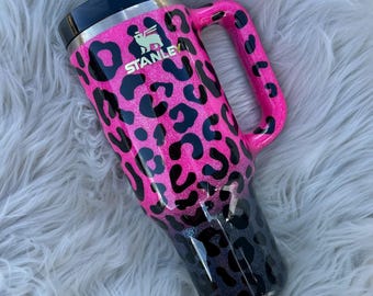 Vaso rosa brillante con asa de 40 oz con purpurina rosa intenso de guepardo rosa y negro / Stanley