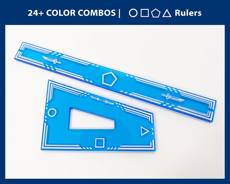 K&ouml;nnte beinhalten: Zwei blaue Acryl-Lineale mit wei&szlig;en geometrischen Formen und Linien. Das gr&ouml;&szlig;ere Lineal hat ein F&uuml;nfeck, einen Kreis, ein Quadrat und ein Dreieck. Das kleinere Lineal hat ein Schwertdesign. Der Text "24+ COLOR COMBOS | ○ □ △ Rulers" befindet sich oben im Bild.