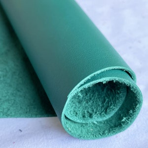 Pelle bovina liscia verde acqua, pelle liscia pieno fiore, pelle italiana premium per la creazione di borse e calzature, artigianato e fai da te, vendita di pelli in pelle