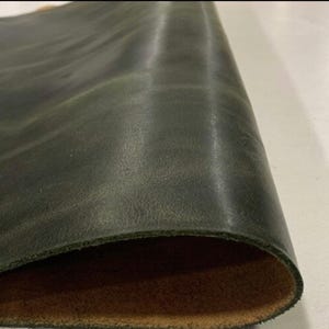 Pelle conciata al vegetale e cerata verde, pelle bovina anticata, pelle resistente per foderi di coltelli, pelle italiana, fornitore di pelle Crazy Horse