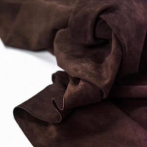 Pelle scamosciata di vitello marrone cioccolato: morbida pelle bovina italiana (1,2 mm)