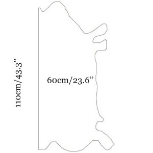 Pode incluir: Um contorno cinza claro de uma forma de pele de couro, com dimens&otilde;es de 110cm de comprimento e 60cm de largura. A forma irregular sugere um material natural e org&acirc;nico, possivelmente para artesanato.