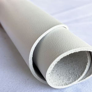 Pelle bovina liscia bianco sporco, pelle liscia per artigianato, produzione di borse e calzature, vera pelle bovina italiana, fornitura di pelle pieno fiore