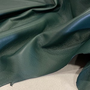 Peau de cuir nappa vert pin, Peau de cuir souple pour vêtements, Peau d'agneau verte, Cuir nappa, Peaux de cuir, Peaux de cuir italien