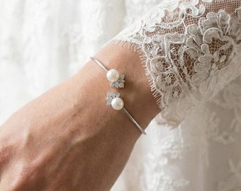 Pearl Bracelet, Dainty Gold Bracelet, Pearl Bracelet, Simple Bracelet, Bridesmaid Gift,  mother of bride groom Gift