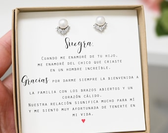 Könnte beinhalten: Eine weiße Karte mit einer Botschaft für eine Schwiegermutter auf Spanisch. Die Karte lautet "Suegra. Cuando me enamoré de tu hijo, me enamoré del chico que criaste en un hombre increíble. Gracias por darme siempre la bienvenida a la familia con los brazos abiertos y un corazón cálido. Nuestra relación significa mucho para mí y me siento muy afortunada de tenerte en mi vida."