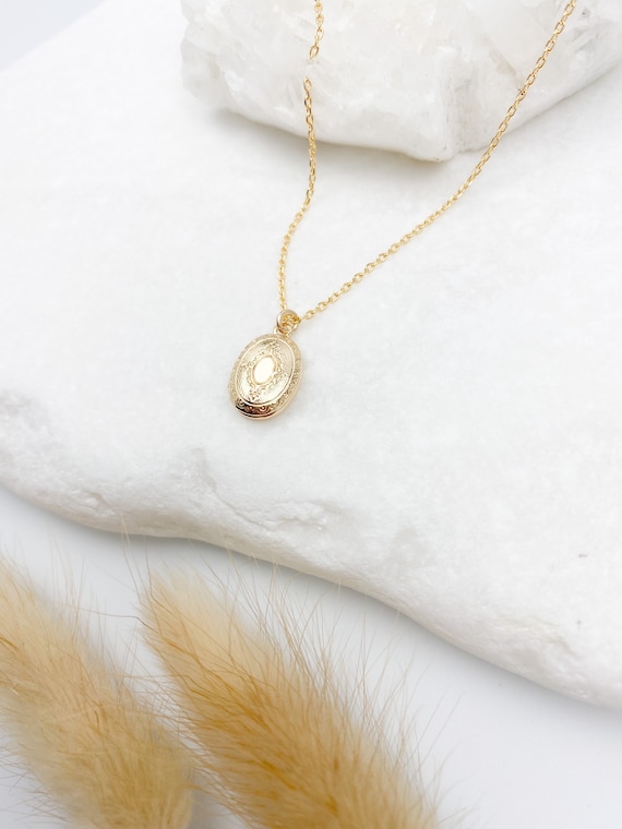 NEW! Chic and dainty triangular locket pendant – Lai