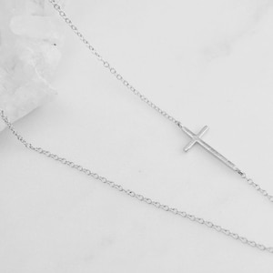 Collier croix en or 14 carats pour femmes, collier croix en or, collier croix latérale, cadeau pour elle, colliers pour femmes, croix délicate image 3