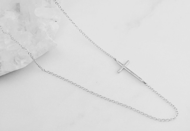 Collier croix en or 14 carats pour femmes, collier croix en or, collier croix latérale, cadeau pour elle, colliers pour femmes, croix délicate image 3