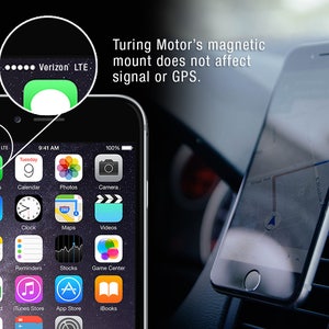 Pu&ograve; includere: Uno smartphone nero con uno schermo bianco che mostra la schermata iniziale di un iPhone. Il telefono &egrave; montato in un'auto tramite un supporto magnetico. Il testo sullo schermo recita "Verizon LTE" e "Marted&igrave; 9:41 AM". Il telefono &egrave; montato su una bocchetta di ventilazione dell'auto.