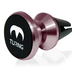 Pu&ograve; includere: Un supporto per telefono per la ventilazione dell'auto in oro rosa con un disco magnetico nero. Il disco ha un logo bianco che dice "TURING" e un design stilizzato di cima di montagna bianca.