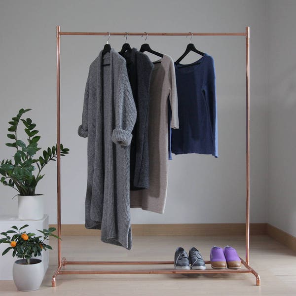 Handgemaakt minimalistisch industrieel interieur puur koper roségoud toon kledinghanger display frame rack kast opbergrail