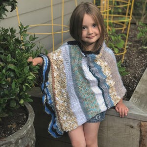 Poncho patchwork per bambini, modello da lavorare a maglia / Mantella a righe con filato di scarto