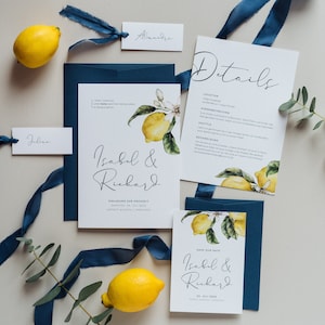 Esempio di biglietto "Lemon Summer Wedding" | Biglietto d'invito, matrimonio moderno, limone, mediterraneo, oliva, blu, giallo, matrimonio italiano, Toscana