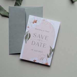30x Save-the-Date-Karte "Peonies Forever" | moderne Hochzeitseinladung, elegant, romantisch, Creme, Blush, Grau, Salbei, Pfingstrosen